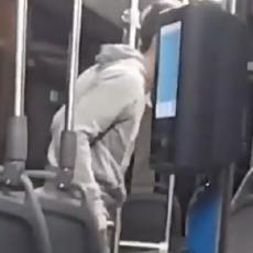 SNIMAK KOJI JE ŠOKIRAO SRBIJU! Mladić nasrnuo na deku u autobusu, putnici i vozač ostali u čudu (VIDEO)