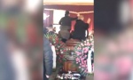 SNIMAK SAHRANE U SOMBORU ŠOKIRAO SVE: Rodbina i prijatelji u crnini oko kovčega se vesele i igraju uz muziku uživo (VIDEO)