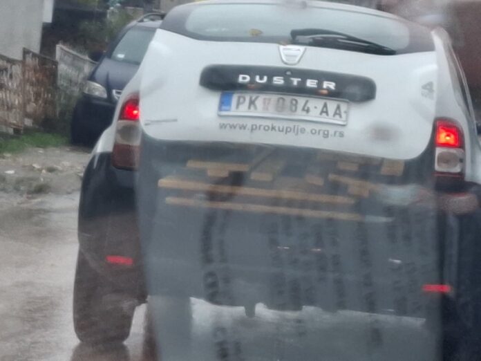 SNS prevoz stolova i klupa po Prokuplju – službenom “dačijom”