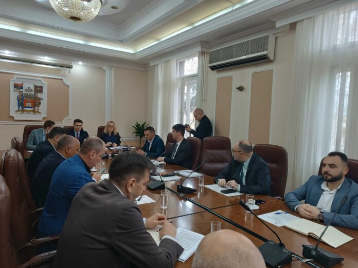 „SNS zaokret jedino u polu“ – nakon “ženske vlasti”, funkcije u Nišu preuzeli pretežno muškarci