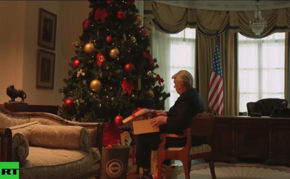 ŠOK! EKSKLUZIVAN SNIMAK IZ BELE KUĆE: Trampu stigao božićni paket iz Rusije! MELANIJINA REAKCIJA NEPREVAZIĐENA! (VIDEO)