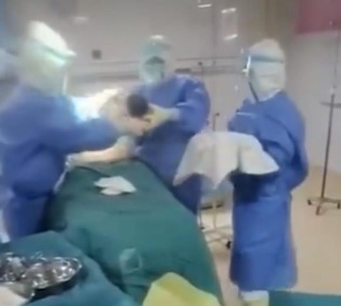 ŠOK SNIMAK IZ BOLNICE: Porodila se žena zaražena koronavirusom, lekari u zaštitnim odelima (VIDEO)