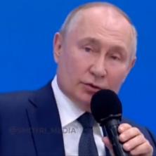 ŠOK TVRDNJE BRITANSKIH OBAVEŠTAJACA: Putin sprema ruske đake za rat, održao predavanje u jednoj školi (VIDEO)