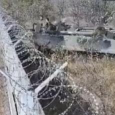(ŠOK VIDEO) DRAMA U VOLGOGRADU: Ruski vojnici oteli borbeno vozilo, probili ogradu i uleteli na aerodrom!