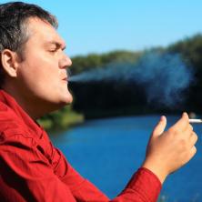 ŠOKANTAN PRIZOR, NIJE ZA OSETLJIVE: Čovek ZABEZEKNUO DOKTORE, njegov JEZIK PROMENIO BOJU I TEKSTURU od pušenja, a on nastavio sa cigarama