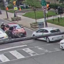 ŠOKANTAN SNIMAK: Tinejdžeri ukrali Toyotu, pa POKOSILI policajca na biciklu