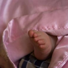 ŠOKANTNE SLIKE OBIŠLE SVET: Rođena beba sa DVE GLAVE I TRI RUKE (FOTO)
