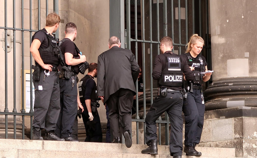 ŠOKANTNI SNIMCI IZ BERLINSKE KATEDRALE: Ovako je policija upucala muškarca koji je vitlao nožem (VIDEO)