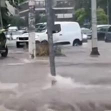 SOLUN U POTOPU: Automobili PLIVAJU kroz ulice nakon APOKALIPSTIČNOG nevremena! (VIDEO)