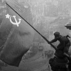SOVJETI IZJEDNAČENI SA TERORISTIMA?! Fejsbuk uklanja fotografije sa Zastavom pobede nad Rajhstagom