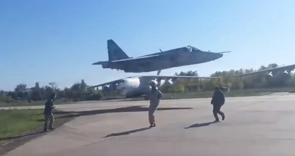 SPASAVAJ SE KO MOŽE: Pogledajte kako se ukrajinski piloti igraju sa svojim i tuđim životima! (VIDEO)