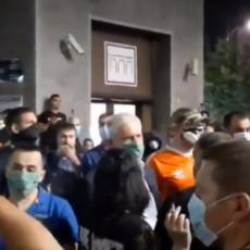 SPASI SRBIJU I UBIJ SE: Demonstranti poslali poruku Borisu Tadiću (VIDEO)