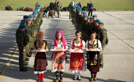 SPECIJALISTI ZA AERODROME SLETELI U SRBIJU: Ruski i beloruski padobranci dočekani hlebom i solju