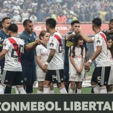 SPEKTAKL SAMO NA ARENI: Boka i River u Madridu biju bitku trofej Kopa Libertadores (FOTO)