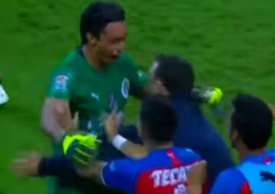 SPEKTAKULARAN POGODAK U MEKSIKU: Golman dao gol preko celog terena! (VIDEO)