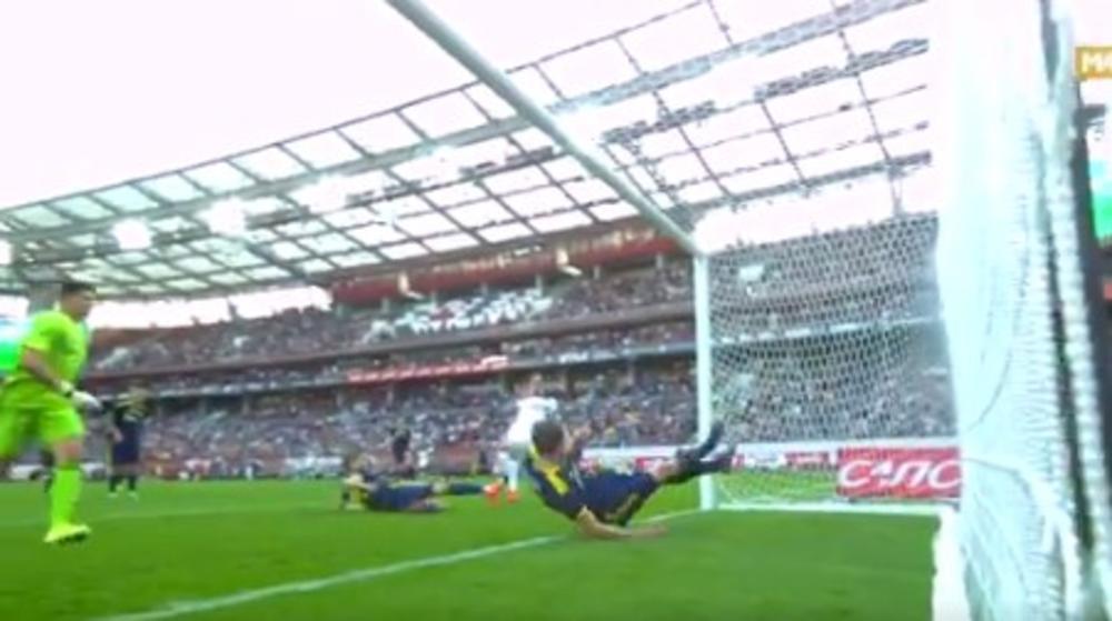 SPEKTAKULARNE ODBRANE RUSKOG FUDBALERA: U samo nekoliko sekundi spasao dva sigurna gola! Pogledajte šta je uradio igrač Rostova (VIDEO)