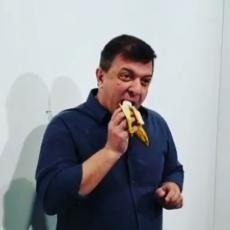 SPRDNJA OD UMETNOSTI: Čovek sa zida skinuo bananu koja košta 120.000 dolara i pojeo je! (VIDEO)