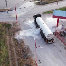 SPREČENA KATASTROFA, HEROJSKI PODVIG VATROGASACA: Zaustavljeno curenje gasa iz cisterne kod Čačka, policija blokirala put (FOTO/VIDEO)