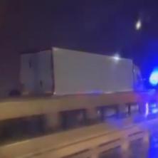SPREČENA TRAGEDIJA, POLICIJA MUNJEVITO REAGOVALA! Vozač kamiona u Novom Sadu umalo da izazove saobraćajnu nesreću! (VIDEO)
