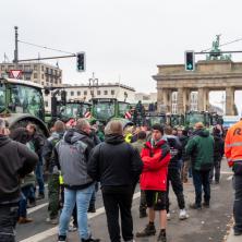 SPREMA SE HAOS U BERLINU! Poljoprivrednici najavili za danas ZAVRŠNI štrajk koji može imati KOBNE posledice - Zatvoren ceo grad (VIDEO)