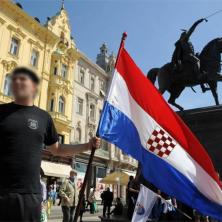 SRAMNE SCENE U ZAGREBU ISPRED PRAVOSLAVNE CRKVE: Grupa građana viče ustaške poklike i pevaju Tomsonove pesme, mahajući crnim zastavam (VIDEO) 