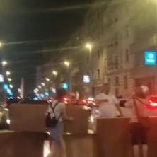 SRAMNO! Blokaderi ne daju čoveku čija se žena porađa da prođe (VIDEO)