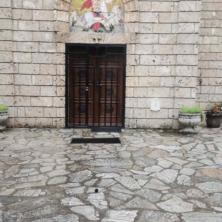 SRAMOTA Kurtijevi poltroni bacili SUZAVAC u dvorište crkve Svetog Đorđa u Zvečanu