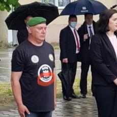 SRAMOTA: Nosili majice Za dom spremni, a policija umesto da ih kazni, zaštitila ih od kiše