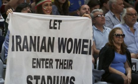 SRAMOTA: Organizatori su zbog ovog transparenta želeli da izbace Iranku iz dvorane