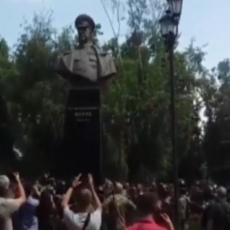 SRAMOTA U HARKOVU Desničari srušili bistu maršala Žukova (VIDEO)