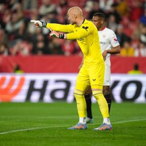 SRAMOTNA ODLUKA UEFA: Huligan PSV-a umalo povredio Dmitrovića, a oni dobili smešnu kaznu!