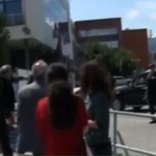SRBE HAPSE BEZ DOKAZA, A ON NIKADA NIJE ODGOVARAO: isplivao snimak Kurtijevog ministra kako baca kamenice na policiju (VIDEO)