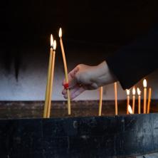 SRBI NA NOGAMA, U MOLITVAMA PALE SVEĆE ZA STRADALU BRAĆU: Pomen za ubijene sunarodnike i južno od Ibra (FOTO)