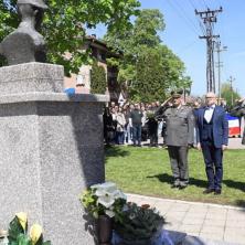 SRBIJA NE ZABORAVLJA SVOJE HEROJE Ministar Vučević položio venac na spomenik palom borcu sa Košara Tiboru Cerni: Bio je veliki čovek 