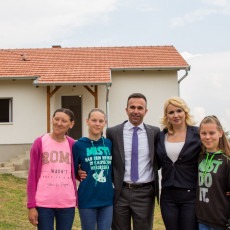 SRBIJI JE SVAKI GRAĐANIN PODJEDNAKO VAŽAN Janković i Kisić Tepavčević uručili ključeve nove kuće porodici Jakovljević u Popadiću
