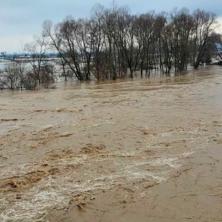 SRBIJI PRETI POTOP: Više od deset reka preti izlivanjem iz korita - na ovim opštinama su najkritičniji vodostaji!