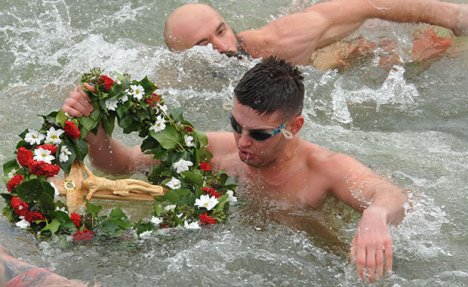 SRBIJO, NA NOGE! POŠALJI 180 NA 3030: Junaci plivaju za časni krst i u slavu heroja Albanske golgote