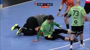 SRBIN NOKAUTIRAO DVOJICU IGRAČA: Naš golman od 135 kg poguban za svoje rivale, jednog je poslao u bolnicu! (VIDEO)
