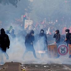 SRČA i SUZAVAC na ulicama Pariza: Demonstranti se ujedinili protiv Makrona (FOTO)