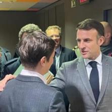 SRDAČAN SUSRET Premijerka Brnabić kratko razgovarala sa francuskim predsednikom Makronom uoči samita EU-Zapadni Balkan (FOTO)