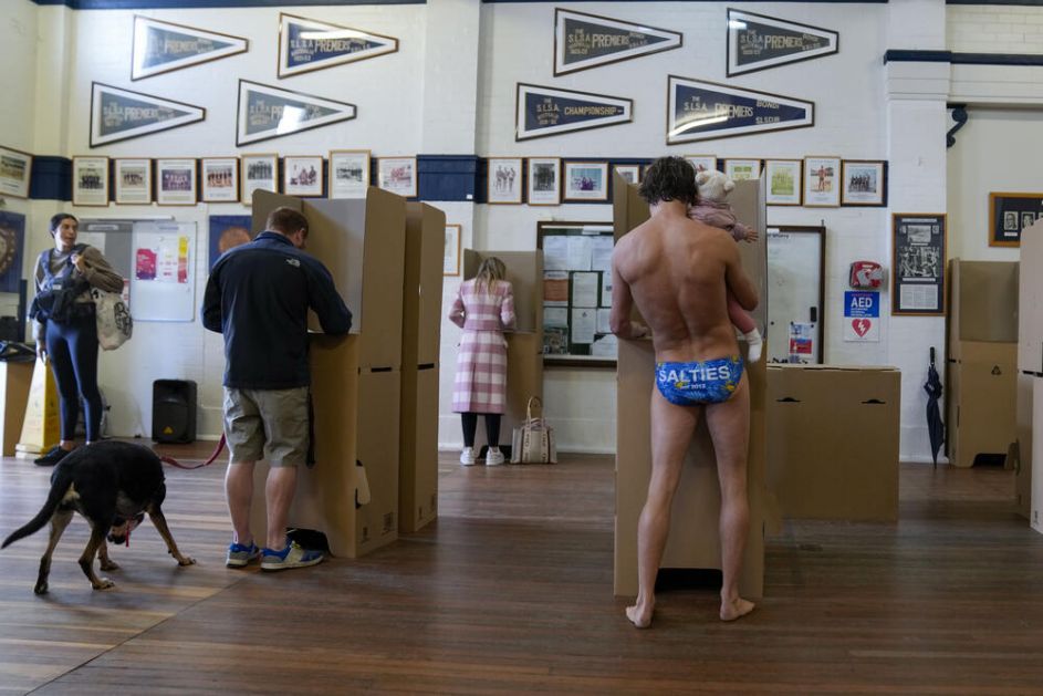 SREDILI SE ZA GLASANJE: Šta stoji iza neobične odevne kombinacije na australijskim izborima? FOTO