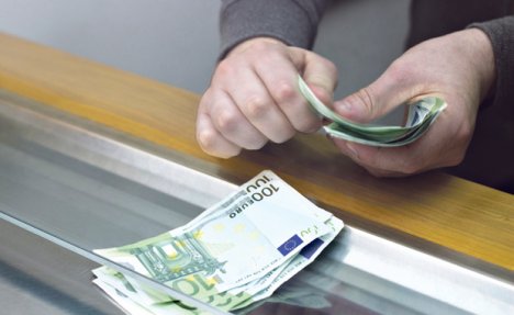 SREDNJI KURS EU VALUTE U PONEDELJAK: Evro košta 123,17 dinara