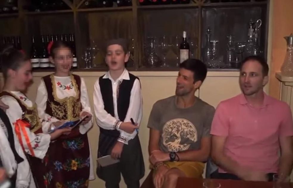 SRPSKA HARMONIKA ODZVANJALA AUSTRALIJOM: Poslušajte kako Novak Đoković peva srpsku starogradsku pesmu (VIDEO)