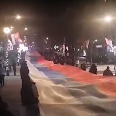 SRPSKA SE TRUBA SA KOSOVA ČUJE Trobojka duga 250 metara razvijena u Severnoj Mitrovici (VIDEO)