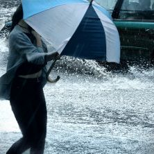 SRPSKI GRAD NA UDARU OLUJE: Ogromna količina kiše se sručila na ulice - sve paralisano (VIDEO)