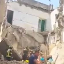 SRUŠILA SE STAMBENA ZGRADA: Isplivao jeziv snimak sa lica mesta, traga se za preživelima (VIDEO)