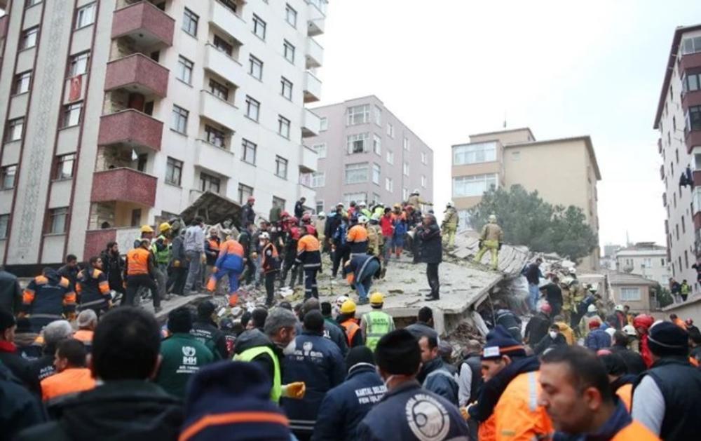 SRUŠILA SE ZGRADA U ISTANBULU: Jedna osoba poginula, traga se za nestalima!