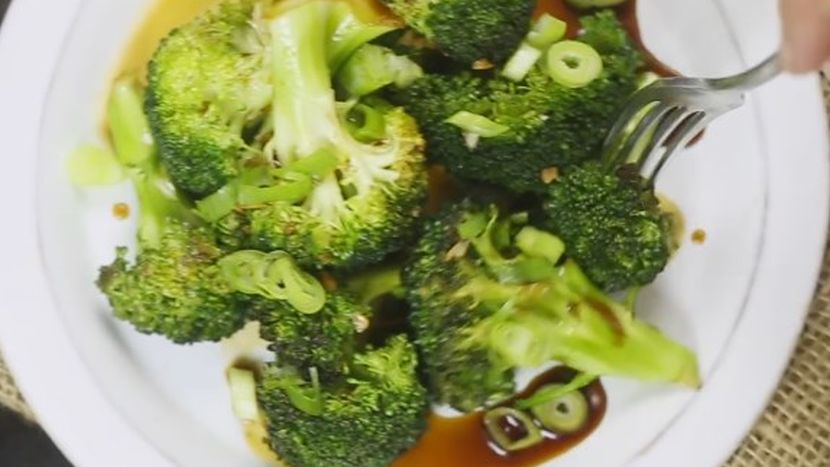 ŠTA DANAS ZA KLOPU: Prženi brokoli sa belim lukom kakav do sada niste probali (VIDEO)