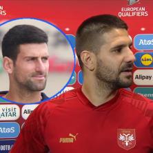 ŠTA RADI NOLE? Mitrović zastao usred razgovora, pa se osvrnuo na košarkaše, kao i na Đokovića (VIDEO)