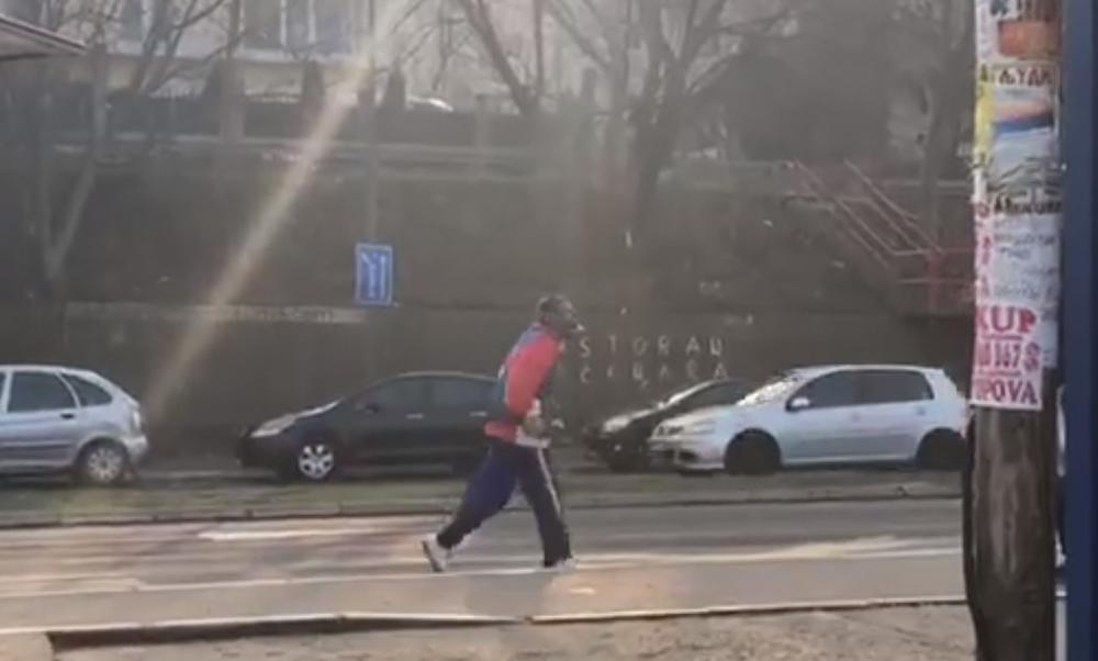 ŠTA TI JE TO NA LICU? Snimak čoveka koji trči na Voždovcu izazvao ČUĐENJE! (VIDEO)
